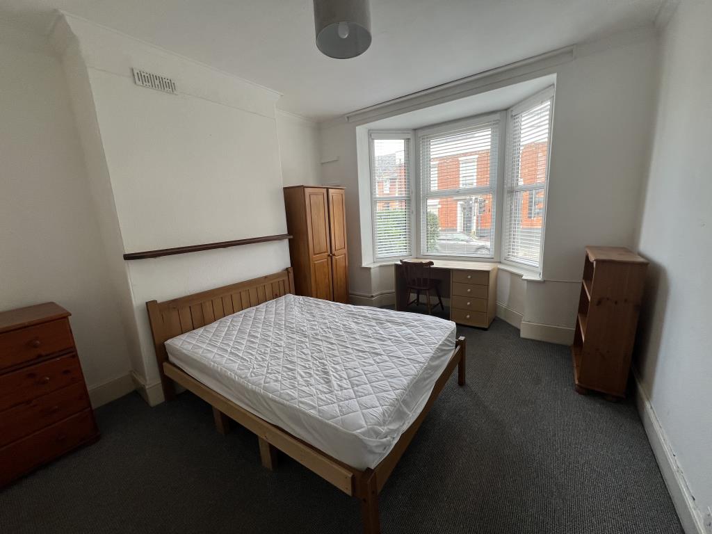 Lot: 132 - VACANT LICENCED HOUSE OF MULTIPLE OCCUPATION WITH PARKING, CLOSE TO EXETER UNIVERSITY - Front ground floor room let